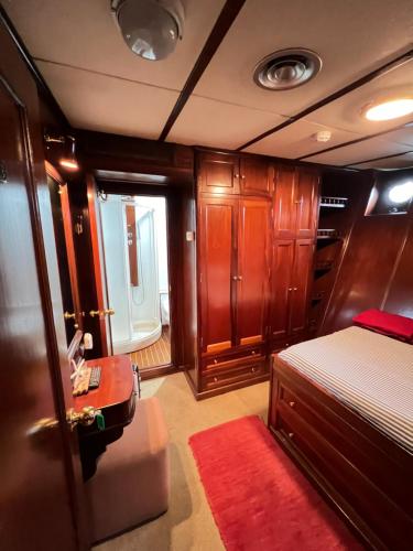 a bedroom with a bed and a table and a window at Southern Cross in Barcelona