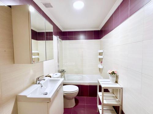 y baño con lavabo, aseo y bañera. en Espléndido Apartamento con Wifi en Granada