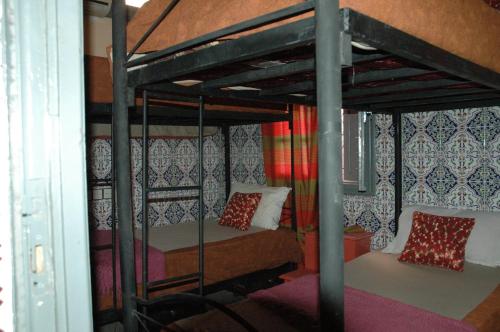 kech hostel emeletes ágyai egy szobában
