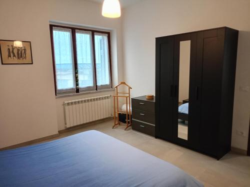 1 dormitorio con tocador negro y espejo en Avenza Dream, en Carrara