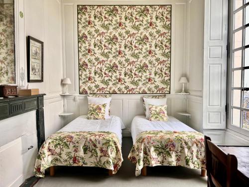 Zimmer mit 2 Betten und Blumenteppich in der Unterkunft Demeure Jousset des Berries in Le Mans