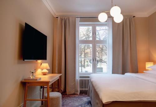 pokój hotelowy z łóżkiem i oknem w obiekcie Clas på Hörnet w Sztokholmie