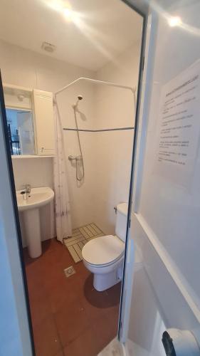 Koupelna v ubytování ALBERGUE LA TIÑOSA