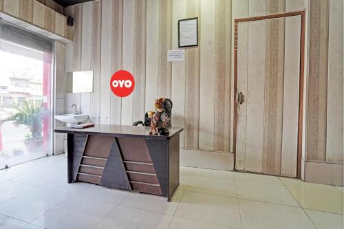 un escritorio en una habitación con una señal de stop en la pared en OYO Flagship S.K .hotel, en Panchli