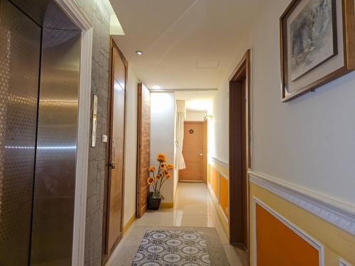 a hallway with a door and a tile floor at Kenting Garden Homestay in Kenting