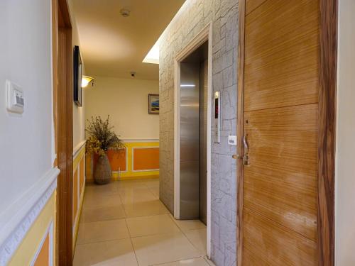 a hallway with a wooden door and a tile floor at Kenting Garden Homestay in Kenting