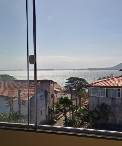 einen Blick auf das Wasser aus dem Fenster in der Unterkunft Cantinho do Jorge in São Pedro da Aldeia