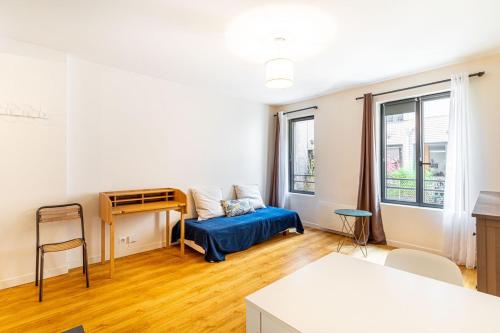 une petite chambre avec un lit et un bureau dans l'établissement GuestReady - Lovely stay near Place de la Bastille, à Paris