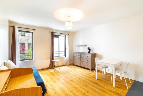 un salon avec une table et un bureau dans l'établissement GuestReady - Lovely stay near Place de la Bastille, à Paris