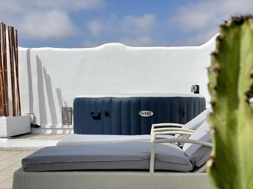 un sofá y una silla en la azotea en Eterna Primavera, en Adeje