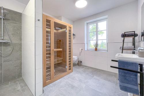 a bathroom with a shower and a toilet and a sink at Gut Groß Fedderwarden, Ferienwohnung Mettje in Butjadingen