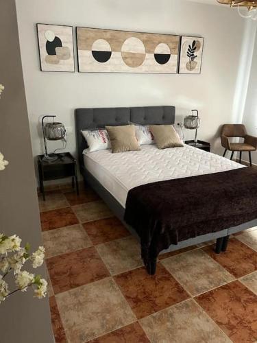 una camera con un letto in una stanza con di Apartamento 7 adultos a Rueda