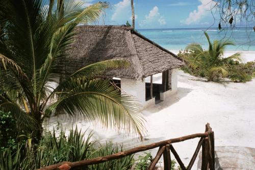 un piccolo edificio su una spiaggia con l'oceano di PRIVATE BEACH BUNGALOW ZERO MINUTE to beach Matemwe a Gazija