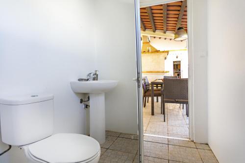 ヴィーラ・ノーヴァ・デ・カセラにあるCasa Correia - Charming Holidays Houseのバスルーム(トイレ、洗面台付)