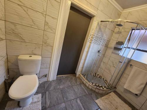 ヨハネスブルグにあるPrivate outside room with own bathroomのバスルーム(トイレ、シャワー付)