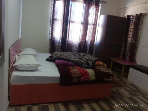 A bed or beds in a room at Hotel Rocks and pine Auli
