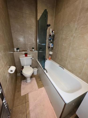 y baño con aseo, bañera y lavamanos. en Double bedroom in chelsea en Londres