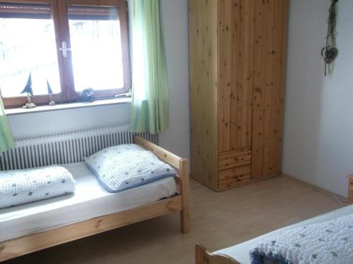 1 dormitorio con 2 camas y ventana en Ferienwohnung Maria & Luis, en Kolsass