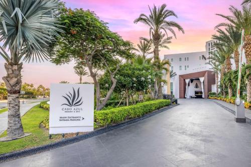 un panneau devant un bâtiment planté de palmiers dans l'établissement Hilton Vacation Club Cabo Azul Los Cabos, à San José del Cabo