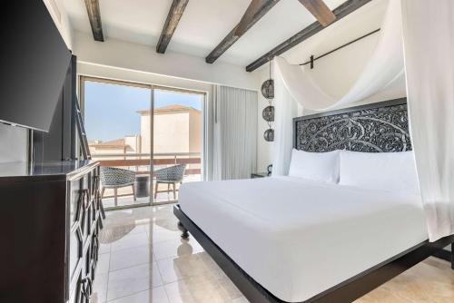 a bedroom with a bed and a balcony at Hilton Vacation Club Cabo Azul Los Cabos in San José del Cabo