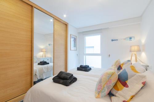 En eller flere senge i et værelse på Deluxe Apartment Gran Marbella