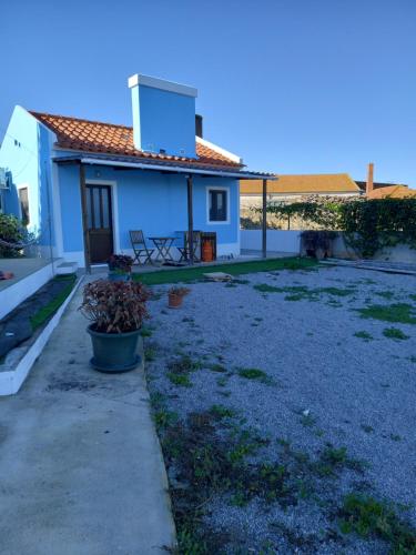 a house with a yard in front of it at Vivenda Palheiras in Roncão