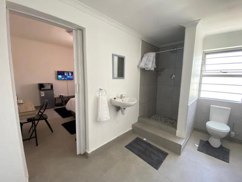 uma casa de banho com um WC e um lavatório em No 1 Guest house em Cidade do Cabo