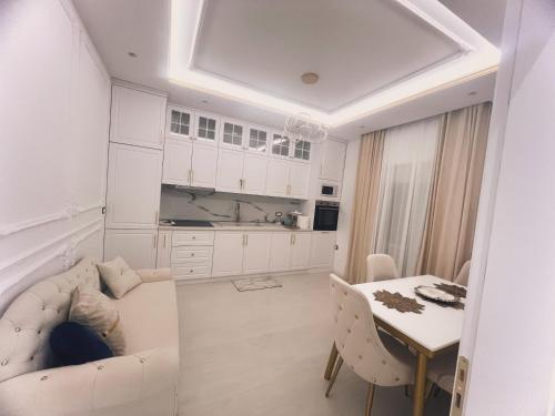 地拉那的住宿－Villa Pasha Tirane，白色的客厅配有沙发和桌子