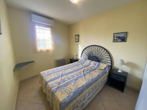 Un dormitorio con una cama grande y una ventana en AS24091- P3 Dans un secteur calme avec parking privé, en Le Grau-du-Roi