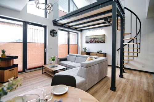 uma sala de estar com um sofá e uma mesa em Apartamenty Laguna Beskidów - C50 em Zarzecze