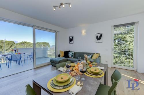 jadalnia i salon ze stołem i krzesłami w obiekcie DesenzanoLoft Smeraldo Family apartment w mieście Desenzano del Garda