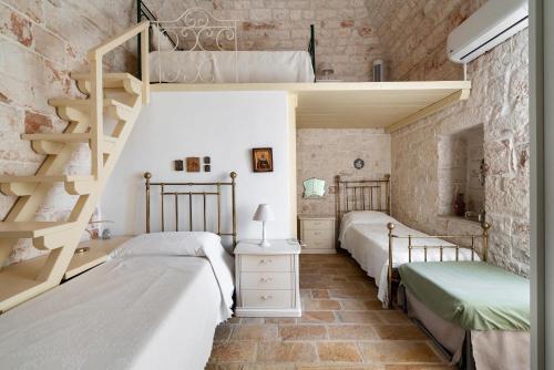 een slaapkamer met 2 stapelbedden en een trap bij Casale San Giusi by Perle di Puglia in San Michele Salentino