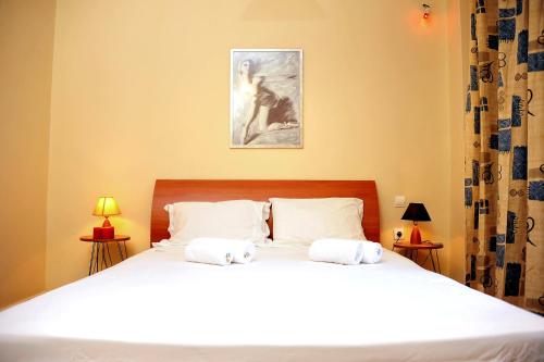 una camera da letto con un letto bianco con due asciugamani di Casa center in Chania a Chania