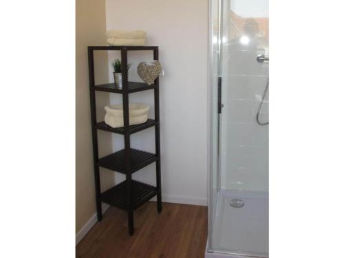 - un porte-serviettes noir dans la salle de bains pourvue d'une douche dans l'établissement Wattblick Juist, à Juist