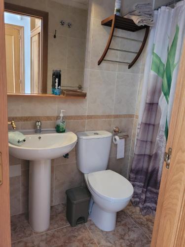 Et badeværelse på Nice Top Floor Bungalow Punta Prima