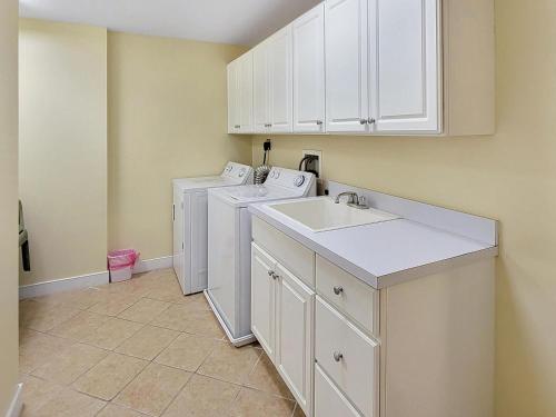 大洋城的住宿－Mariners Watch 304 - Luxury Bayview Condo，洗衣房配有2个盥洗盆