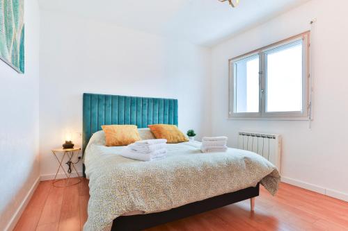 a bedroom with a large bed with a green headboard at # La Roselière # Parking gratuit # Calme # proche Mulhouse in Riedisheim