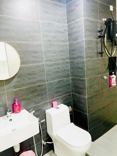 a bathroom with a toilet and a sink at C&Y Horizon Suites Homestay Sepang - KLIA Transit - Near XiaMen University in Kampong Melot