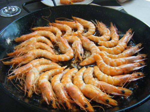 a bunch of shrimp cooking in a wok at Hotel Mirador in Algeciras