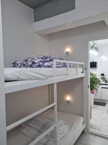 Zimmer mit 2 Etagenbetten und einem Spiegel in der Unterkunft Sinami in Gangneung