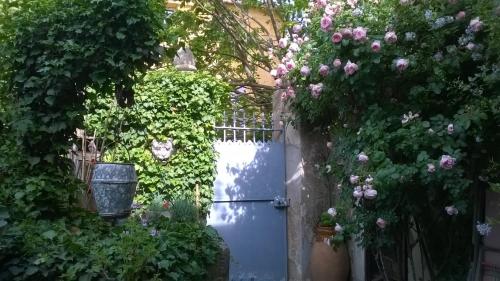 TavernesにあるAu Puits de la Fontaineの花の咲く庭の青門