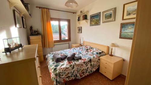 Ένα ή περισσότερα κρεβάτια σε δωμάτιο στο Apartament Vila Vermella, PRADES