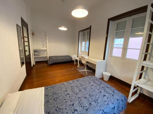 um quarto com 2 beliches e uma janela em BREINER 28 no Porto