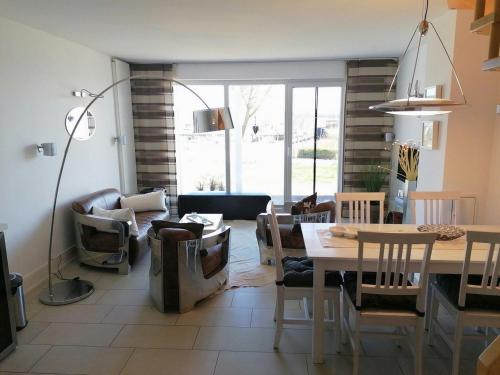 sala de estar con mesa y sillas en Villa Seeblick - ABC223, en Bad Kleinen