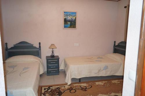 Ένα ή περισσότερα κρεβάτια σε δωμάτιο στο Private/separate floor apartment in a villa near beach