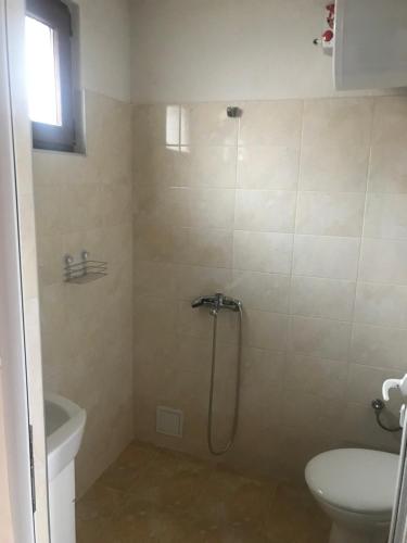 a bathroom with a shower with a toilet and a sink at Къщи за гости Михайлови in Sapareva Banya