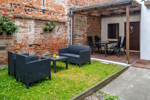 eine Terrasse mit Stühlen und einem Tisch im Hof in der Unterkunft Traumfänger in Wismar