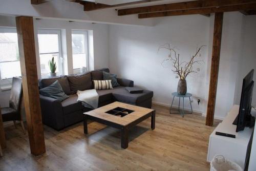 een woonkamer met een bank en een salontafel bij Sweet Home Wismar - ABC261 in Wismar