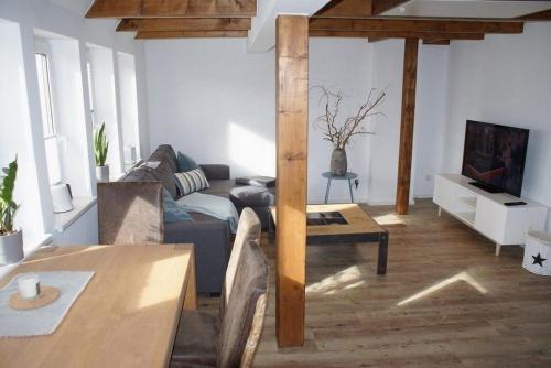 een woonkamer met een bank en een tafel bij Sweet Home Wismar - ABC261 in Wismar