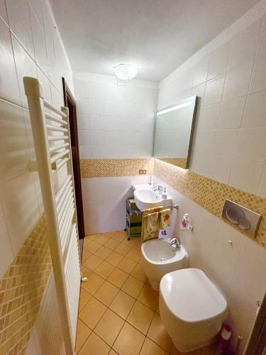 łazienka z toaletą i umywalką w obiekcie Ca' Berio 67 w mieście Imperia